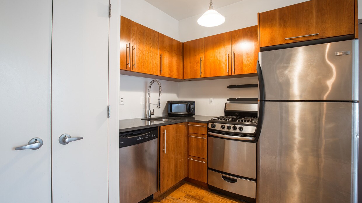 Foto principal - 245 Frost St