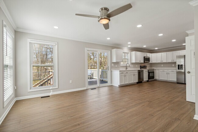 Building Photo - Rent This Beautiful Home in Devon Green!**...