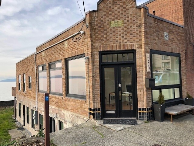 Building Photo - 4029 Beach Dr SW