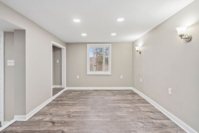 Foto del edificio - Recently Renovated 4 Bedroom Home in Swissvale - Available in March