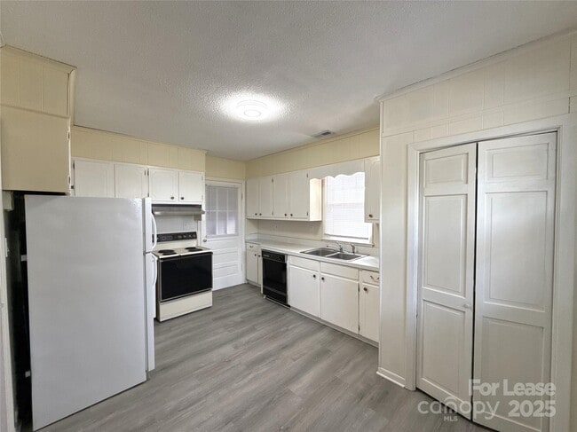 Building Photo - 1516 Pleasant Plains Rd