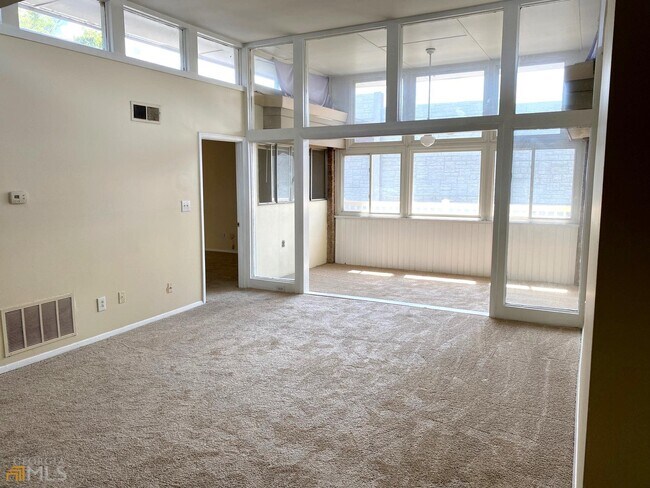 Building Photo - 346 Carpenter Dr NE