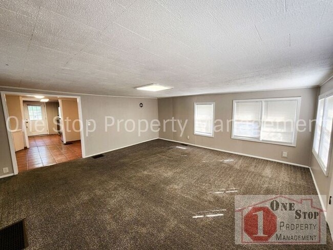 Building Photo - Come See this Charming 2-bedroom, 1-bath H...