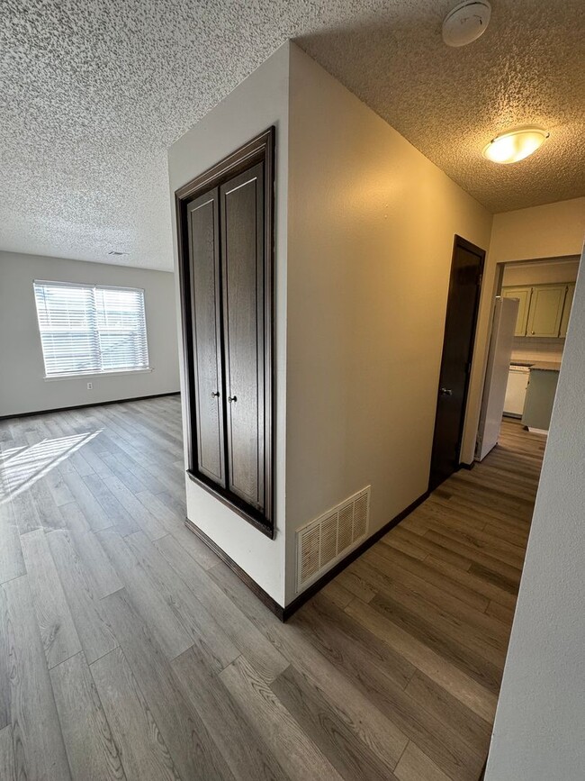 Foto del edificio - 3 Bedroom Home with Fenced Yard!!