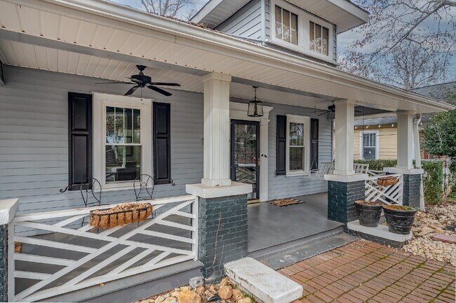 Foto del edificio - Beautiful 3-Bedroom, 2-Bath Bungalow with ...