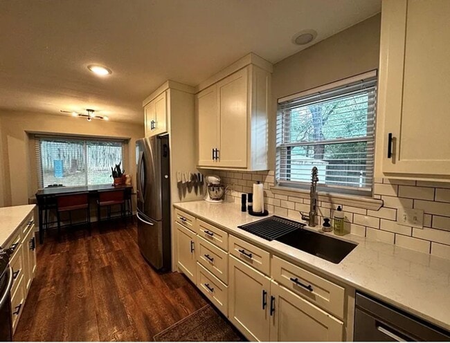 Foto del edificio - 1739 Creek Ct