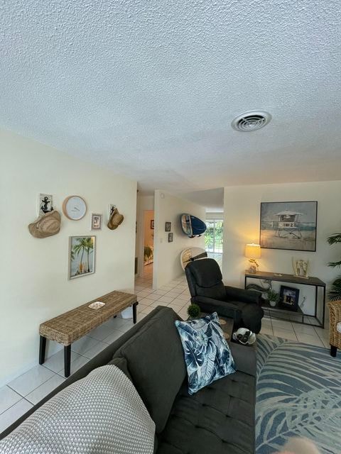 Building Photo - 266 NE Wavecrest Way