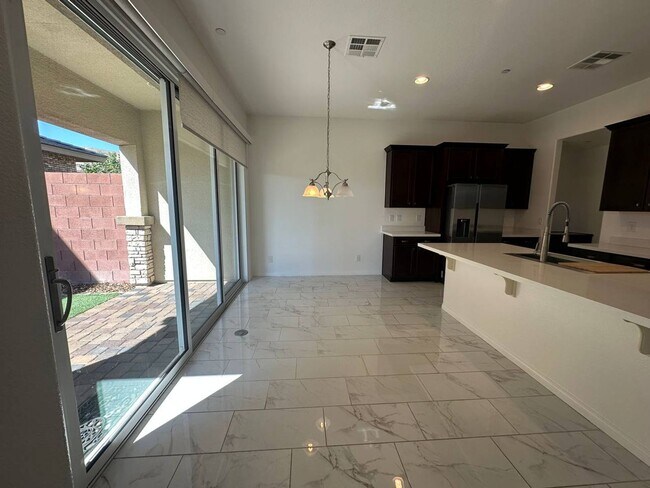 Foto del edificio - STUNNING LUXURY TOLL BROTHERS DESIGN TOWNH...