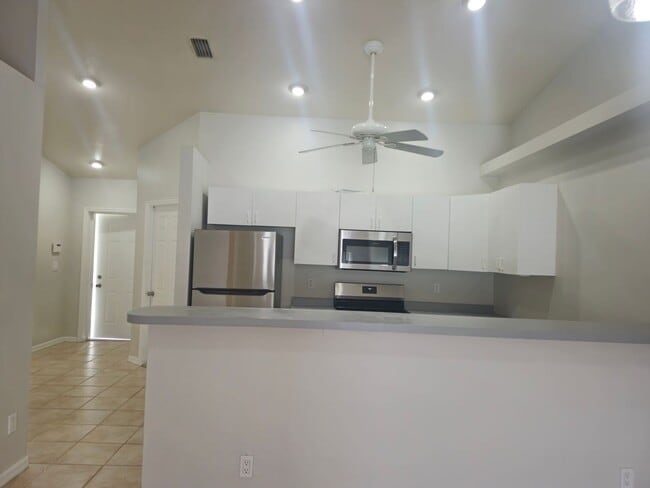 Foto del edificio - 3 bedroom 2 bath 1 car garage duplex