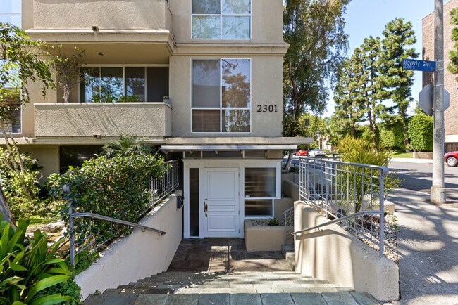 Foto del edificio - 2301 S Beverly Glen Blvd