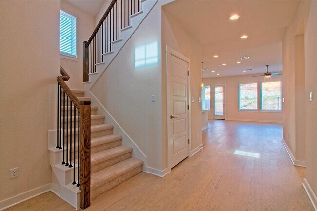 Building Photo - 436 Saturnia Dr