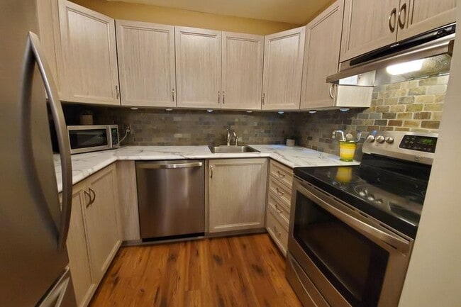 Building Photo - Large spacious condo