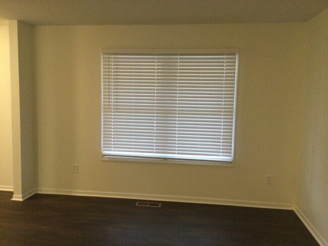 Foto del edificio - 7885 Butterfield Ln