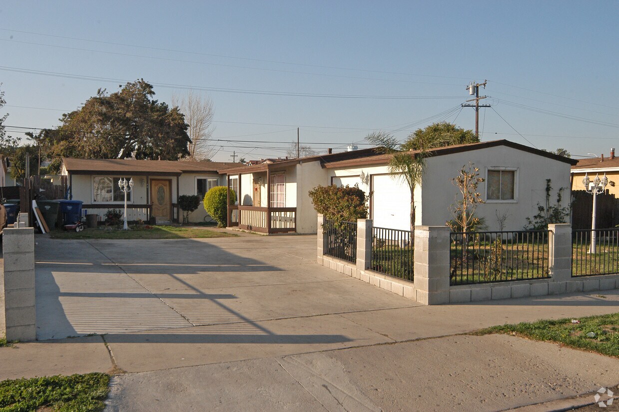 Building Photo - 38-40 Raemere St