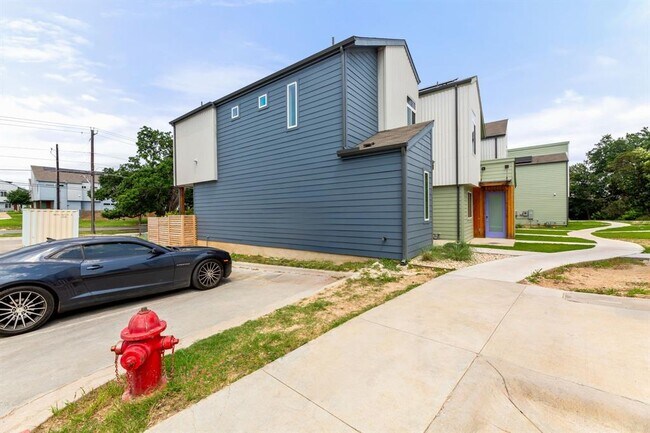 Building Photo - 814 N Bluff Dr