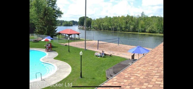 Foto del edificio - 363 Cameco Cir