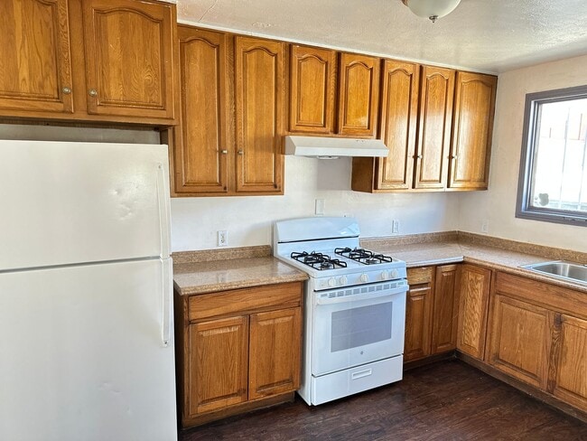 Building Photo - 3 Bedrooms 1  Bathroom  House In a Quiet A...