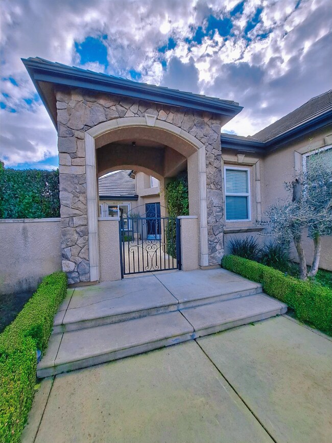 Foto del edificio - Custom Clovis Residence in Gated Community | Spacious Layout & 3-Car Garage!