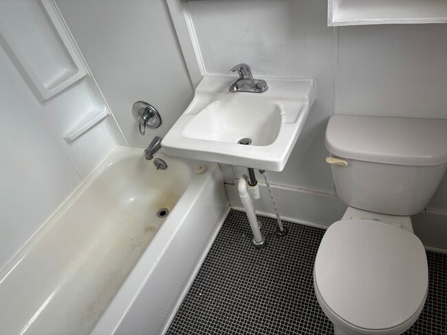 Building Photo - 7 S Greenwich St