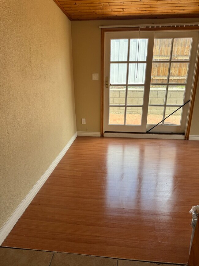 Foto del edificio - Large yard, spacious interior, extra parking and much more