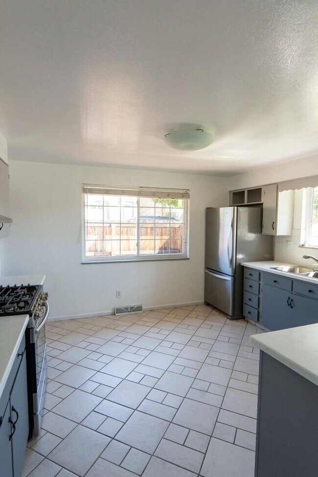 Foto del edificio - Spacious 3BR Duplex in Lakewood
