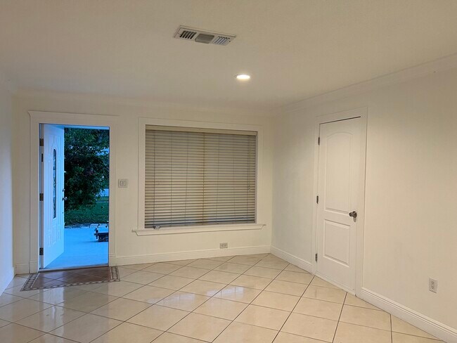 Foto del edificio - 6361 Raleigh St