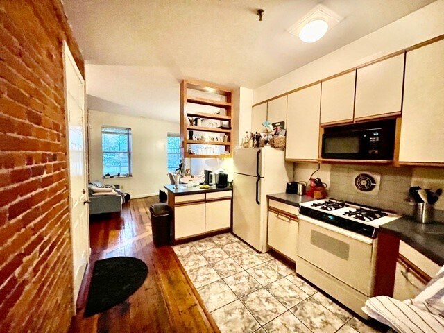 Foto del edificio - 492 Commercial St