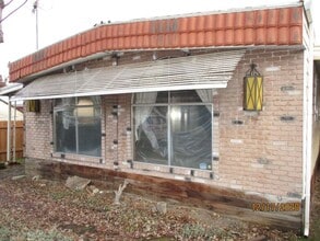 Building Photo - 1490-1490 1/2 Thomas Rd