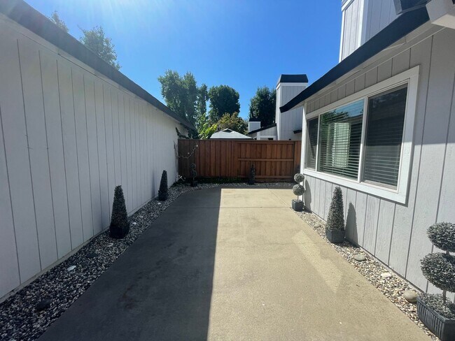 Foto del edificio - 2 bedroom single story with attached 2 car garage!