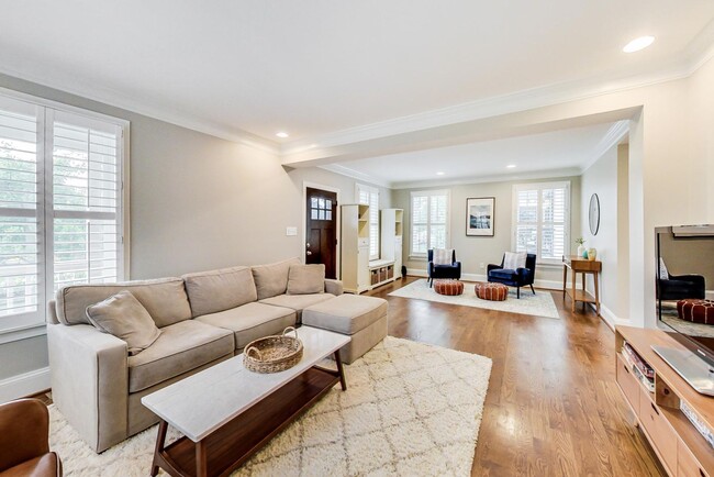 Foto del edificio - Beautiful 4 Bed + 3.5 bath SF on 7th St, N...