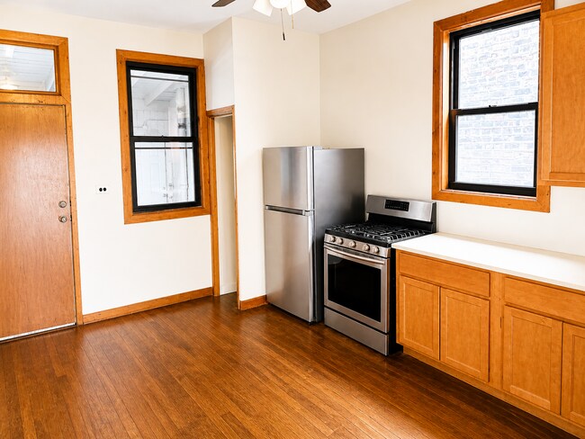 Foto del edificio - 2825 N Milwaukee Ave