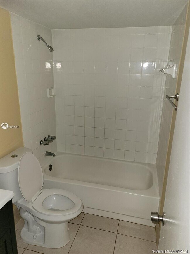Building Photo - 4166 Lakeside Dr