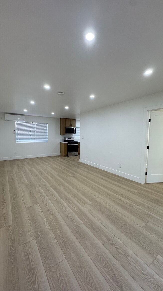 Foto del edificio - 3443 E 8th St