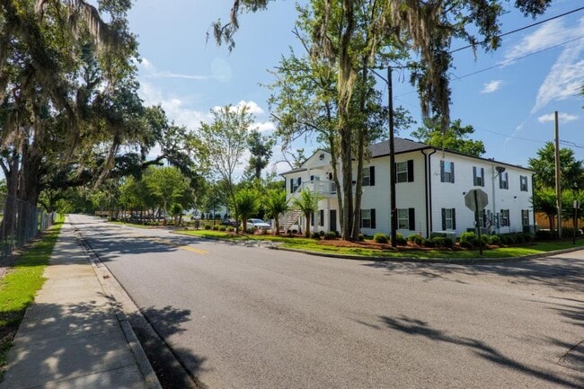 Building Photo - Brooks Trace