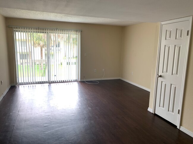 Building Photo - 8015 Palmera Pointe Cir