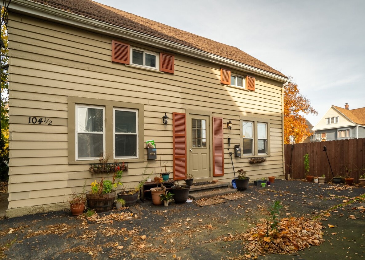 Primary Photo - 104 1/2 York Street