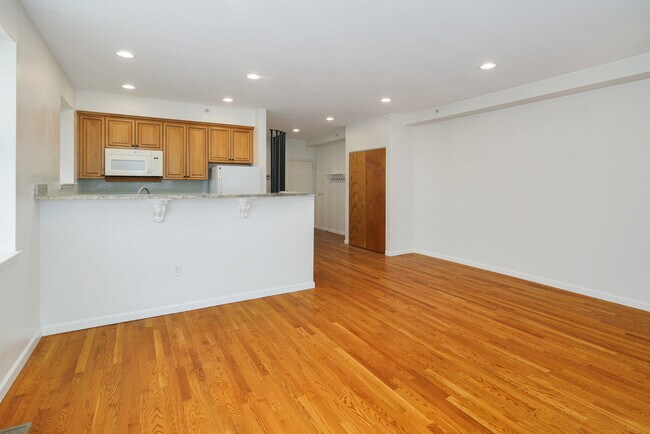 Building Photo - 303 S 11th St