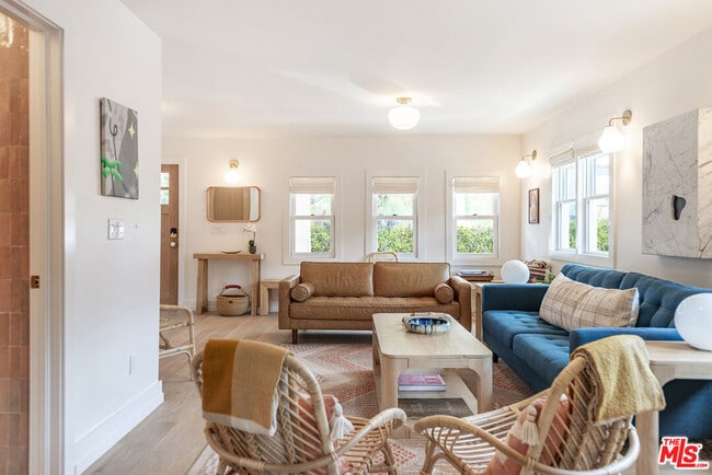 Foto del edificio - 825 Superba Ave