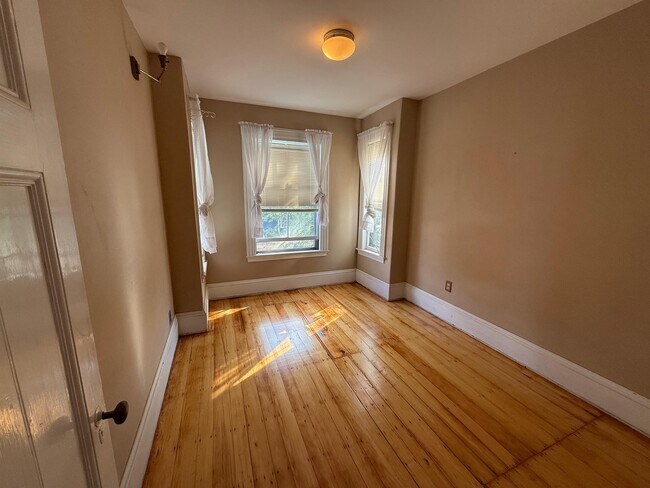 Foto del edificio - 57 Rindge Ave