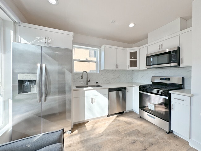 Shared Kitchen - 1529 W 35th Pl