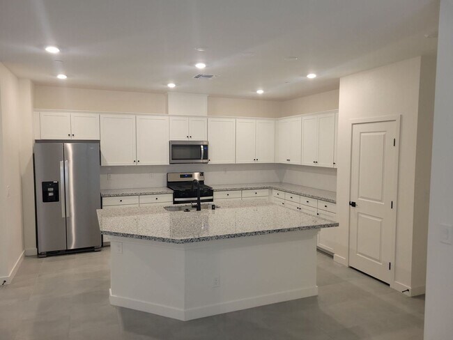 Building Photo - Beautiful 3-Bedroom Townhome in the Heart of Inspirada!