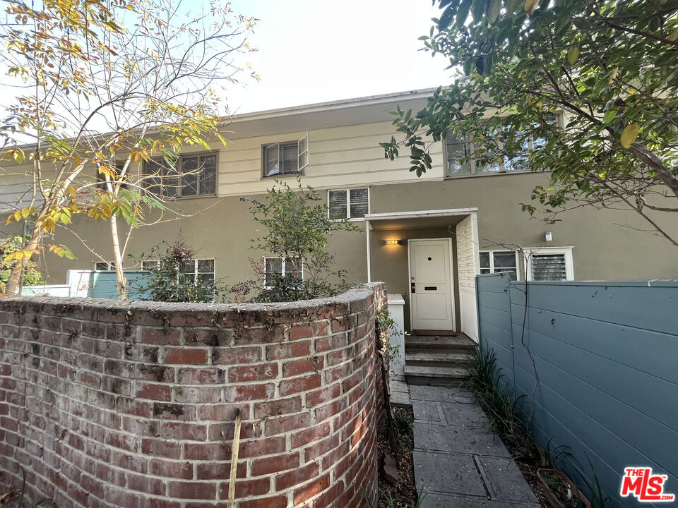 Foto principal - 5162 1/2 Village Green