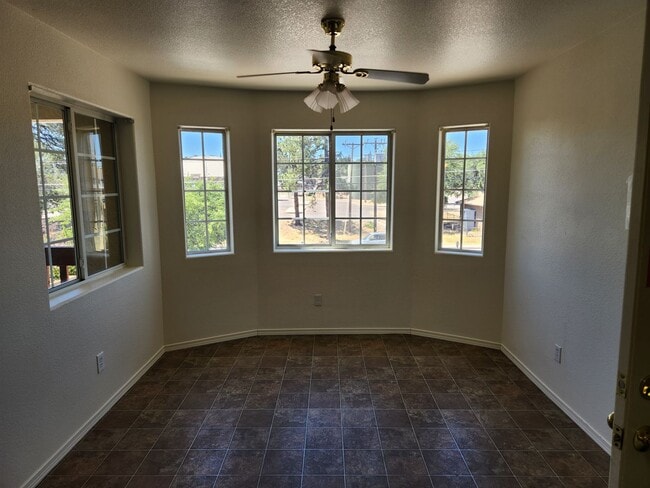 Building Photo - 2 bed / 1 bath in 4 Plex