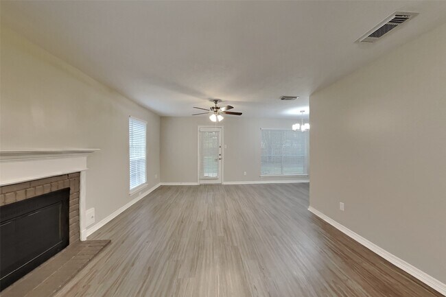 Foto del edificio - 2457 Ripplewood Dr
