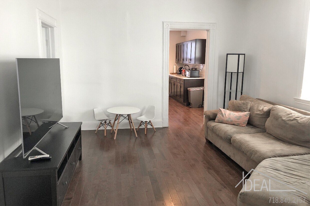 Foto principal - 71-43 58th Ave