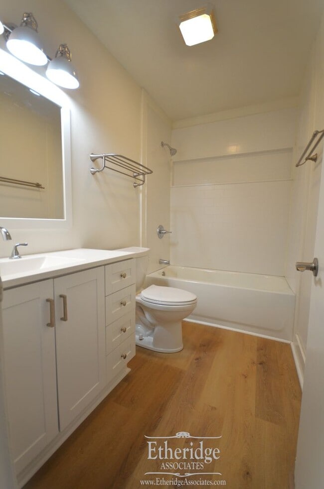 Foto del edificio - 2 Bed 1.5 Bath Townhome Apartment