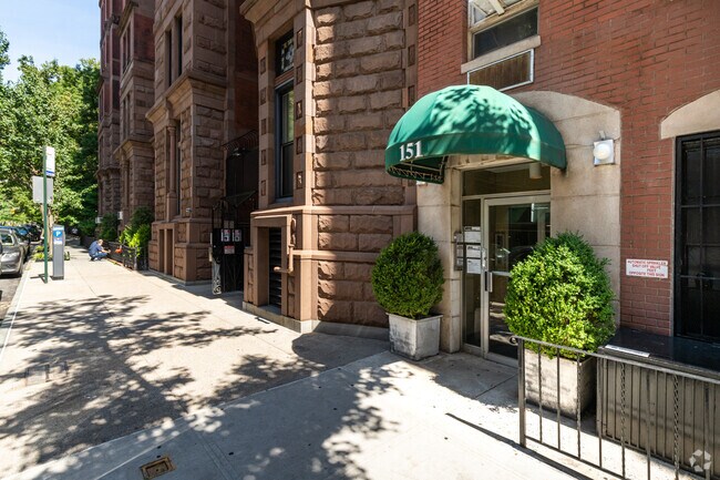 Entrada - 151 E 20th St