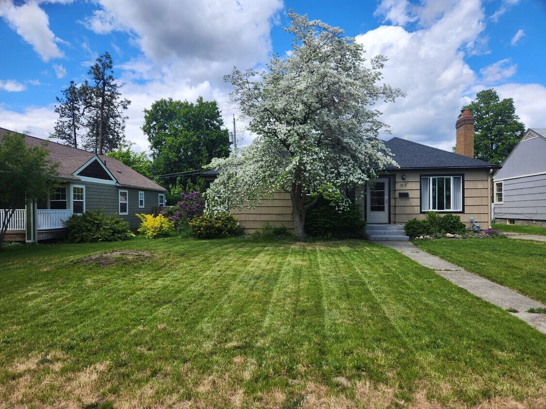 Primary Photo - 3 Bedroom 2 Bath Home On The South Hill
