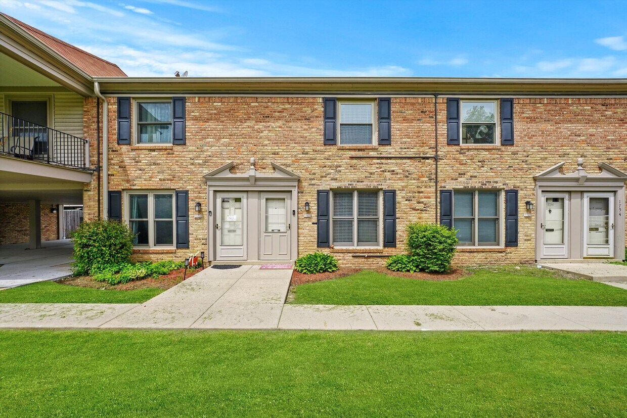 1758 Sussex Walk, Hoffman Estates, IL 60169 Townhome Rentals in