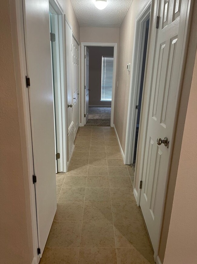 Building Photo - Beautiful Condo!